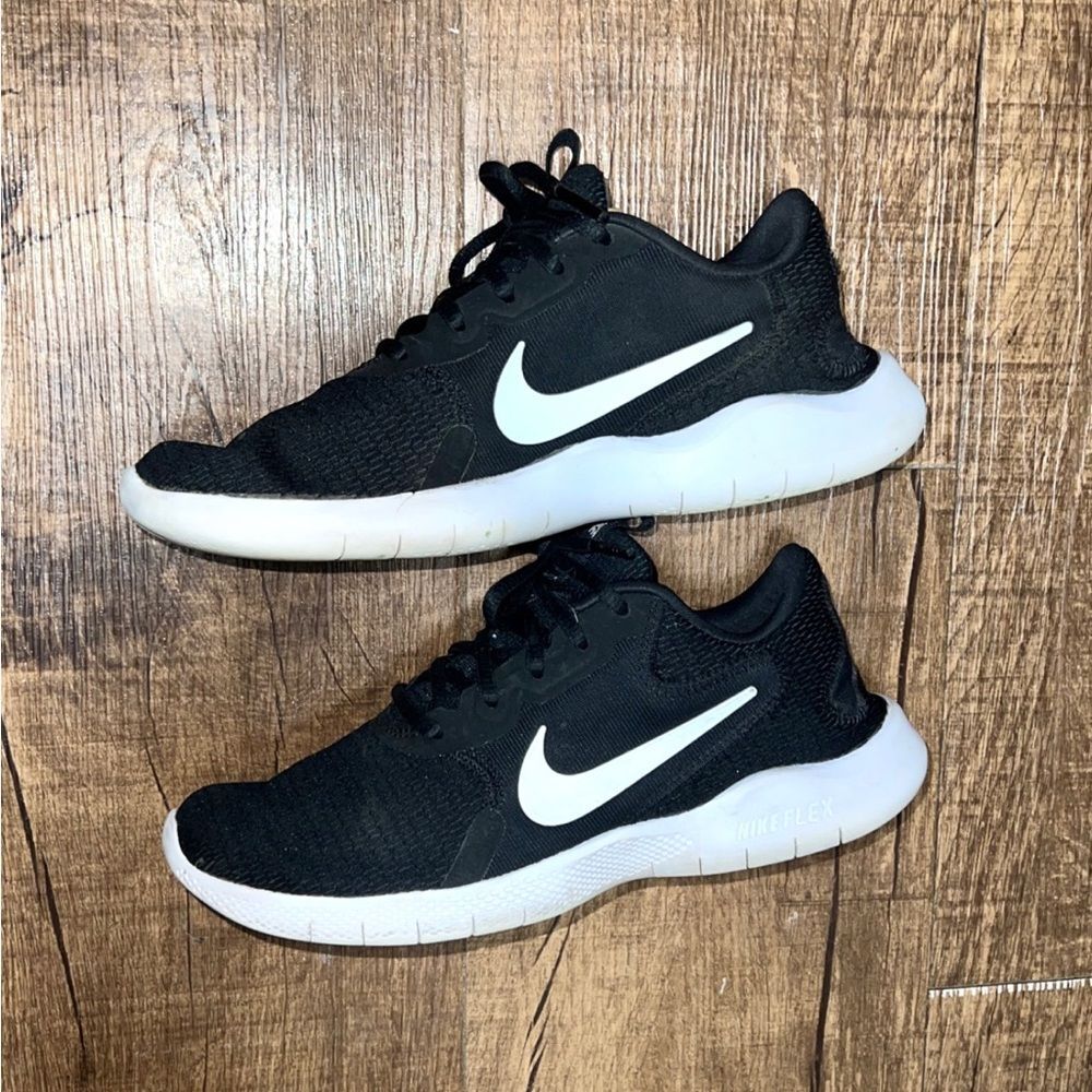 Nike Flex Experience Black & White Sneakers